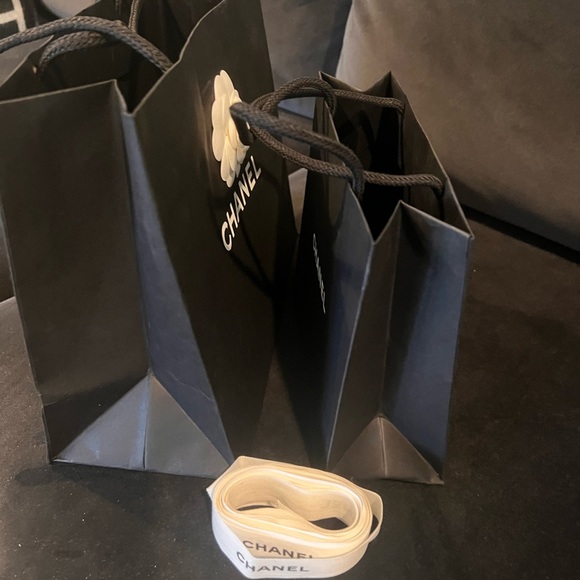 2 Chanel shopping bags one with ribbon and camellia both in good condition - Picture 2 of 3